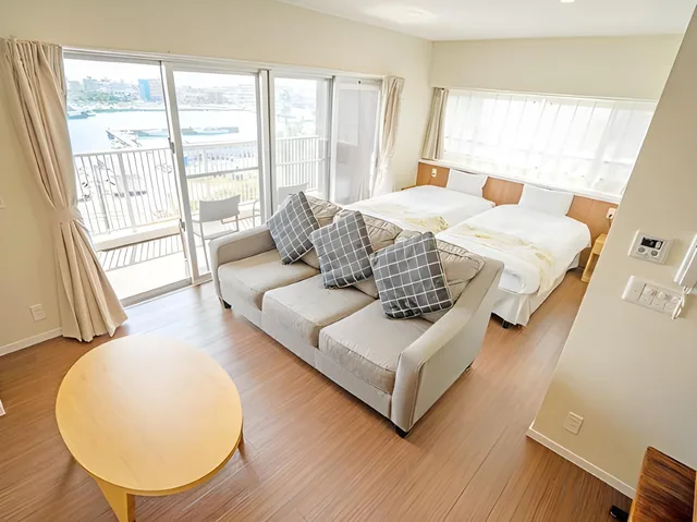 غرفة بسرير مزدوج وسرير فردي مع أريكة، Seaside Condominium Rana Chatan 1/2