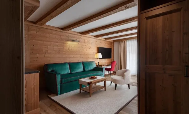 جناح جونيور، Hotel Tyrol 2/5