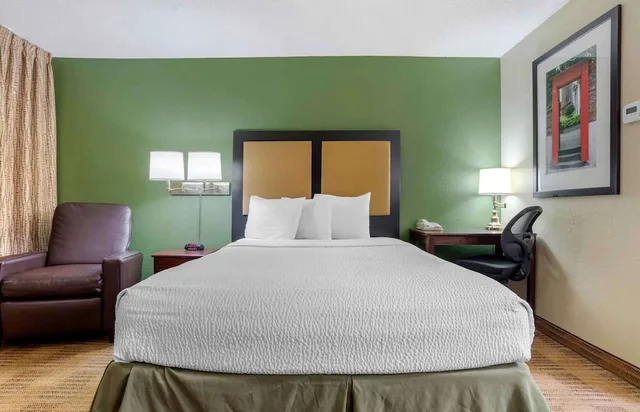 استوديو بسرير كوين، Studio 6 Extended stay Huntsville, AL - US Space & Rocket Center 3/6