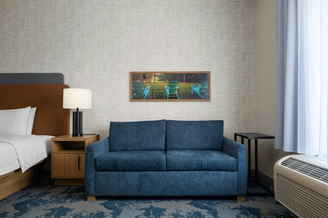 غرفة بسرير كينج مع أريكة، Hampton Inn & Suites Southern Pines-Pinehurst 1/2