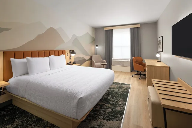 Room, King Bed, Accessible, La Quinta Inn and Suites by Wyndham Leavenworth 3/8