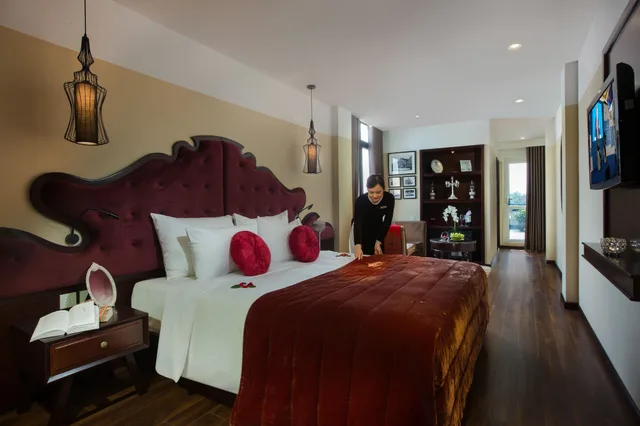 Ambassador, Suite, Queen Bed, Balcony, Ambassador Hanoi Hotel & Travel 1/2