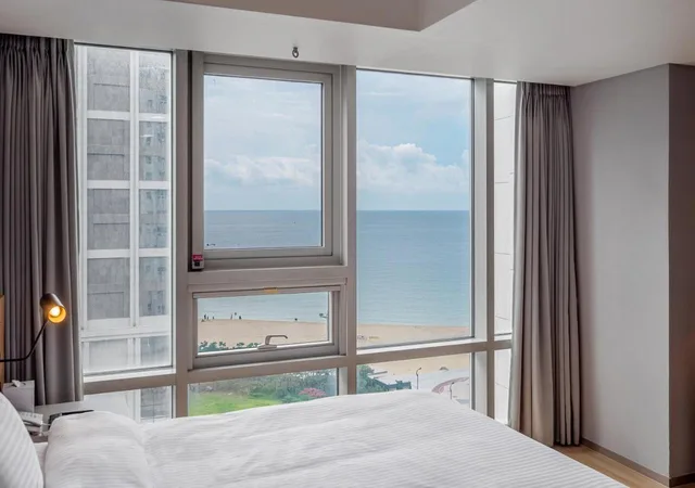 غرفة سوبيريور بسرير كوين بإطلالة جزئية على البحر، Haeundae Seacloud Hotel Residence 4/5