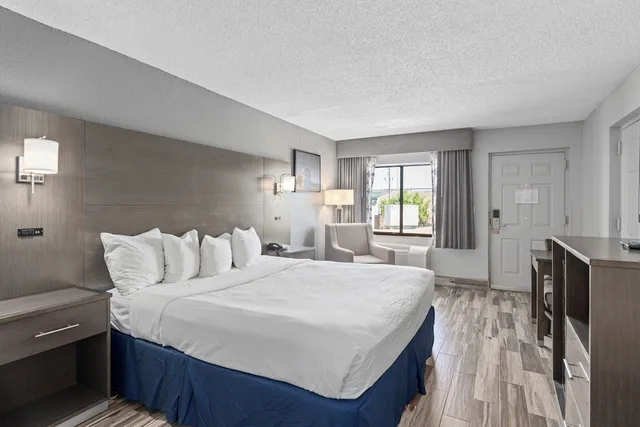 غرفة بسرير كينج لذوي الإعاقة، Baymont by Wyndham Orlando East 2/4