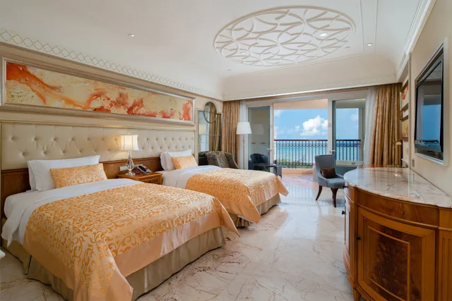 غرفة بريميوم بسريرين منفصلين بإطلالة على البحر مع دخول الصالة في طابق مرتفع، Crowne Plaza Resort Sanya Bay 1/2