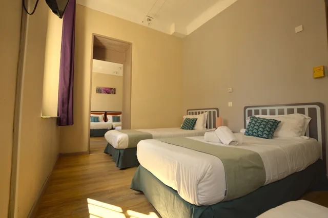 غرفة عائلية بسرير كوين وسريرين فرديين، Hotel Les Lavandes 1/1