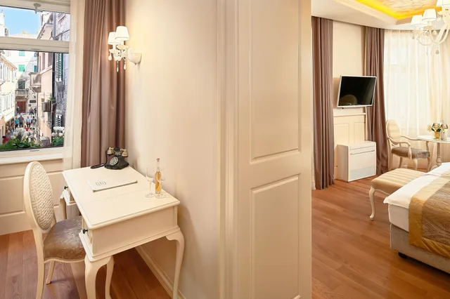 غرفة سوبيريور بسرير كينج وسرير فردي بإطلالة على المدينة، Piazza Heritage Hotel 8/8