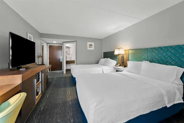 جناح بسريرين كوين بغرفة نوم واحدة مع أريكة، Hampton Inn Suites Newtown 1/2
