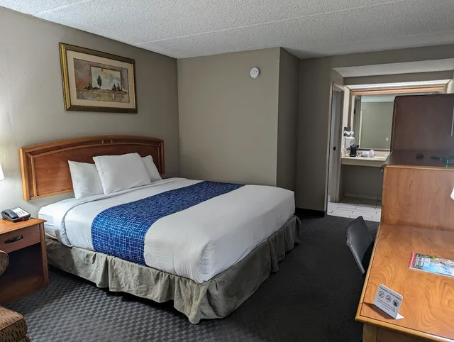 غرفة قياسية بسرير كينج، Travelodge by Wyndham Pueblo 3/8
