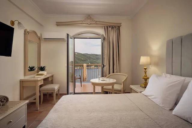 غرفة بسرير مزدوج أو سريرين منفصلين بإطلالة على البحر، Paleokastritsa Palace Hotel - Adults Only 1/5