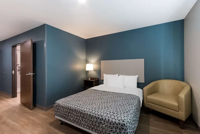 غرفة قياسية بسرير كوين، WoodSpring Suites Chandler Airport 2/3