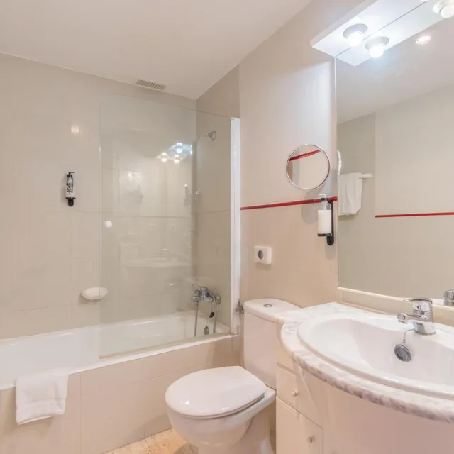 غرفة ثلاثية، Nayade hotel 6/10