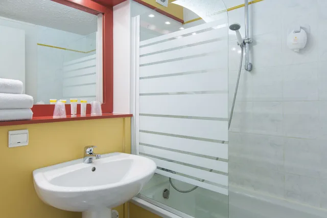 غرفة قياسية بسريرين منفصلين وسرير كوين وسريرين منفصلين، Comfort Hotel Montlucon 4/6