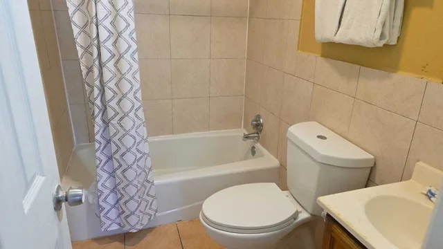 غرفة بسريرين كوين بمطبخ صغير، Relax Motel Grand Prairie Dallas I 30 5/8