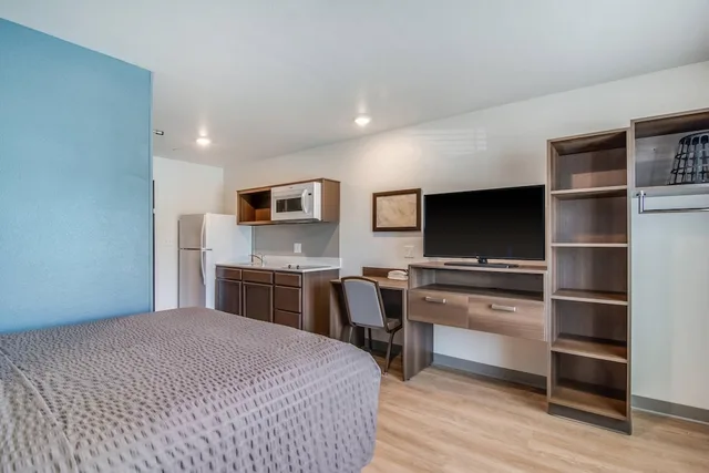 غرفة بسرير كوين مع أريكة بحوض استحمام لذوي الإعاقة، WoodSpring Suites Fort Mill 3/4
