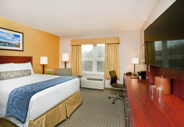 Room, Queen Bed, Wylie Inn And Conference Center At Endicott College 4/8