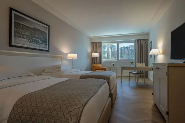 غرفة تنفيذية بسريرين منفصلين بإطلالة على المدينة، Movenpick Hotel Beirut 1/10