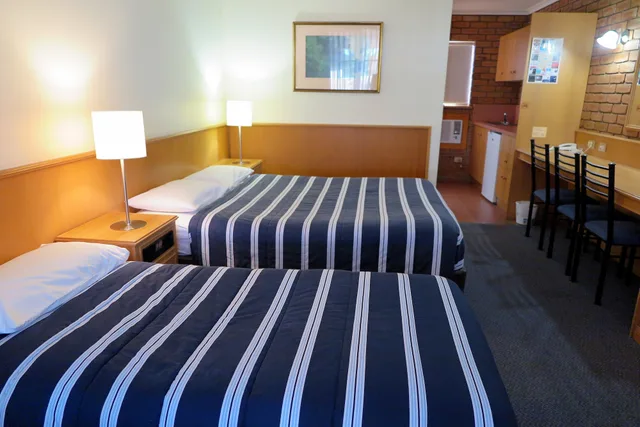 غرفة قياسية بسرير كوين وسرير فردي بمطبخ صغير، SUMMERHILL MOTOR INN 2/5