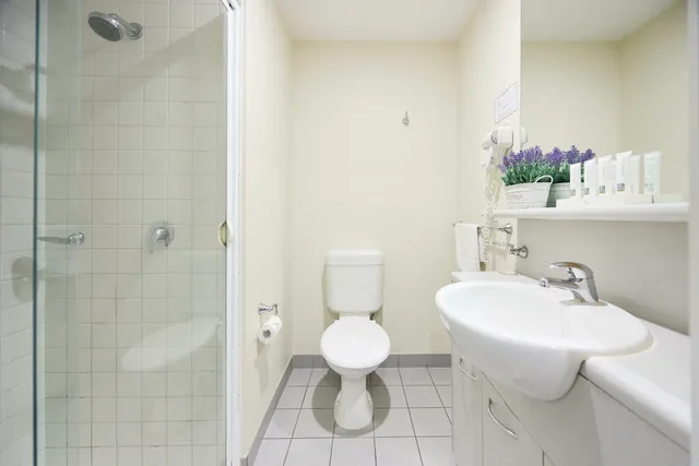 4 Bedrooms, Apartment, 4 Beds, King and Queen Bed, Sofa, Arrow On Swanston 9/10