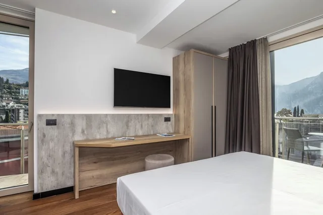 جناح بسرير كوين بإطلالة على البحيرة مع أريكة، Hotel Garda 5/7