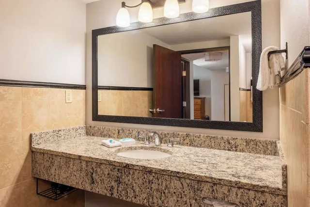 جناح بسريرين كوين بغرفتين مع أريكة في طابق مرتفع، Drury Plaza Hotel Broadview Wichita 3/4