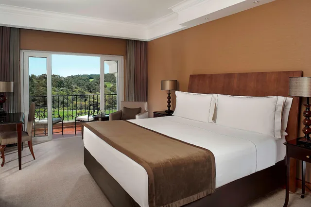 غرفة ديلوكس بسرير كينج بإطلالة على المتنزه، Penha Longa Resort 1/7