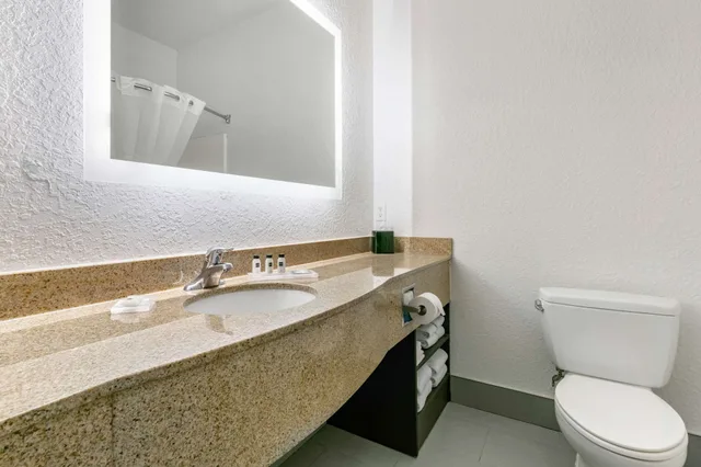 غرفة قياسية بسريرين كوين، Clarion Pointe Columbus-Bradley Park 4/4