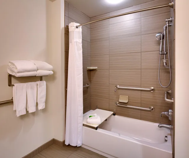 غرفة بسريرين كوين لذوي الإعاقة، Holiday Inn Express Suites Overland Park 3/3