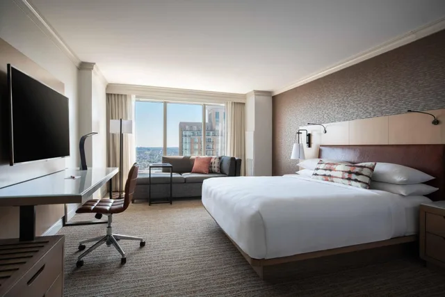 غرفة بسرير كينج بإطلالة على المدينة مع أريكة في طابق مرتفع، Baltimore Marriott Waterfront 1/4