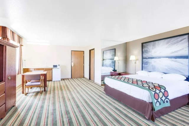 غرفة ديلوكس بسرير كينج، Super 8 by Wyndham Mitchell 2/3