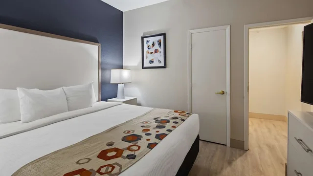 غرفة قياسية بسرير كينج، Best Western Heritage Inn & Suites 1/2