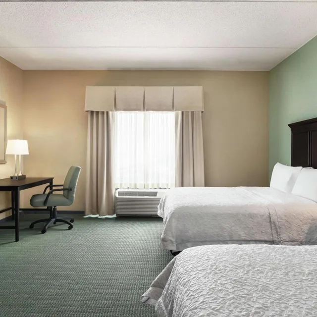 غرفة بسرير كينج وسريرين كوين لذوي الإعاقة، Hampton Inn and Suites Mount Joy Lancaster West 4/6