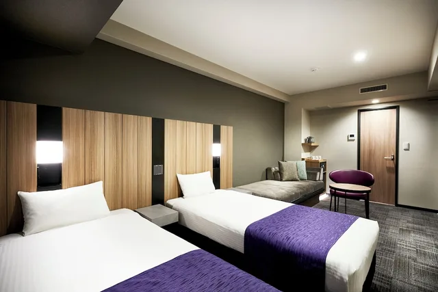 غرفة ديلوكس بسريرين منفصلين مع أريكة بحوض استحمام، hotel MONday Kyoto Karasuma Nijo 3/7