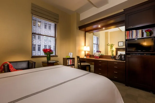 غرفة بسرير كوين لذوي الإعاقة، The Library Hotel 1/10