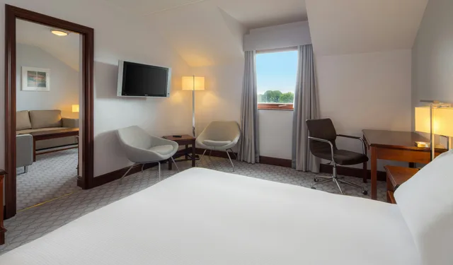 Suite, Double Bed, Hilton East Midlands Airport 2/3