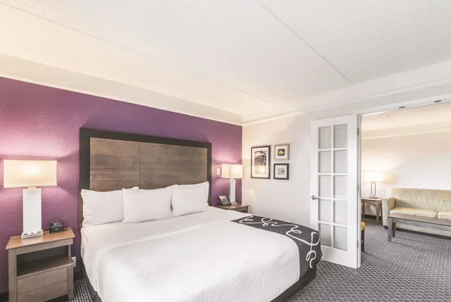 Deluxe, King Bed, La Quinta Inn & Suites by Wyndham Austin Airport 1/3