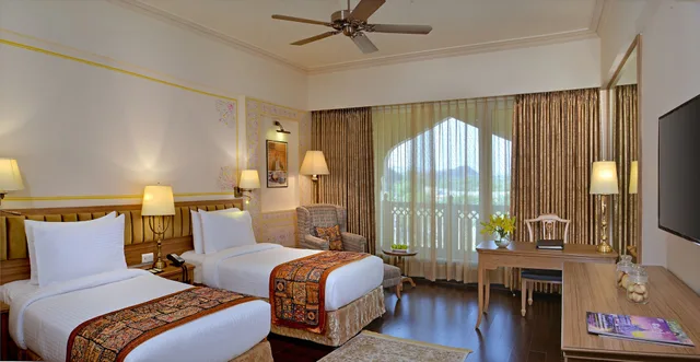 غرفة تنفيذية بسرير كينج بحوض استحمام، Indana Palace Jaipur 2/10