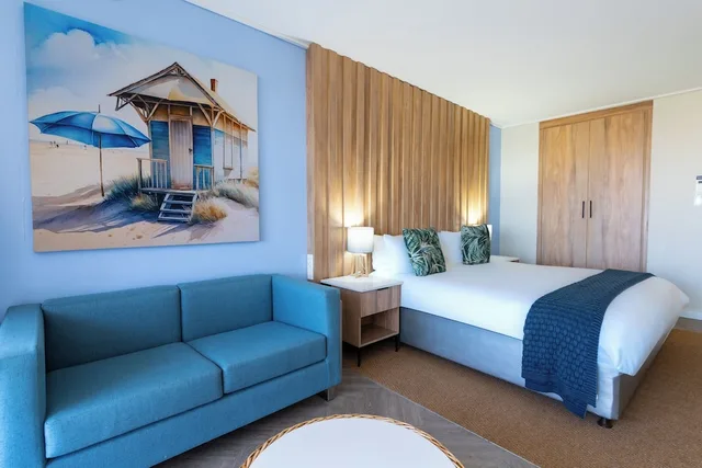 غرفة بسرير كينج بإطلالة جزئية على البحر، Lagoon Beach Hotel 8/10