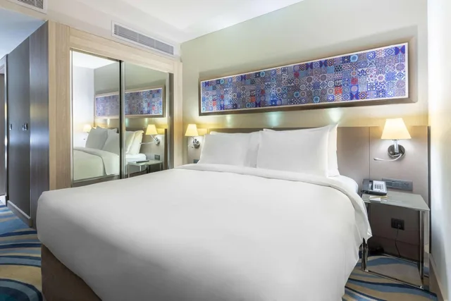 غرفة سوبيريور بسرير مزدوج بإطلالة جزئية على البحر، فندق راديسون بلو جدة كورنيش(RADISSON BLU HOTEL, JEDDAH CORNICHE) 2/4