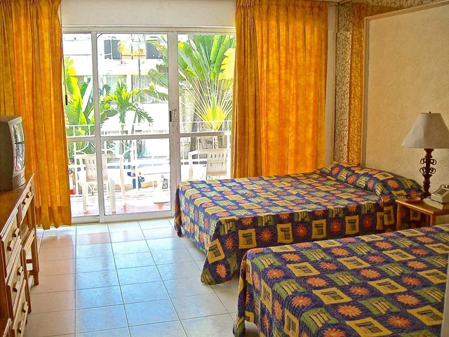 غرفة قياسية ثلاثية بسرير مزدوج، El Tropicano 1/1