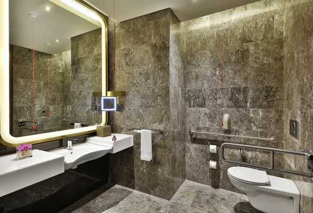 غرفة بسرير كينج، Alrayyan Hotel Doha Curio Collection By Hilton 2/2