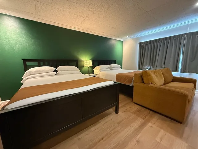 Deluxe, Quadruple, 2 Queen Beds, Accessible, Boulder Twin Lakes Inn 1/8