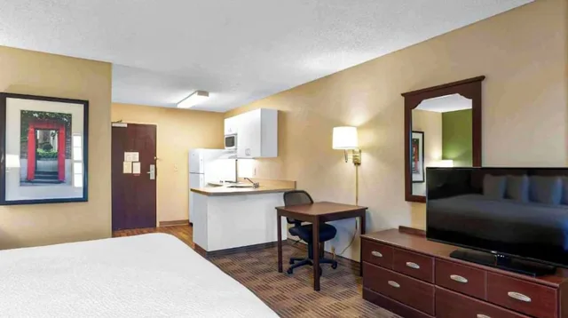 غرفة بسرير كوين بمطبخ، Studio 6 Extended stay Huntsville, AL - US Space & Rocket Center 7/10