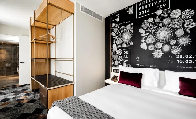جناح بسرير كينج بشرفة بغرفة نوم واحدة، Hotel Indigo Adelaide Markets 1/5