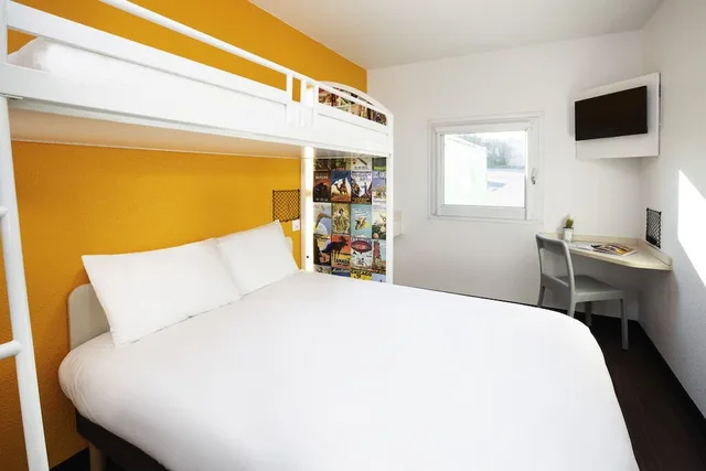 Trio, Triple, 1 Double and 1 Single Bed, Shared Bathroom، Hotelf1 Lorient 1/3