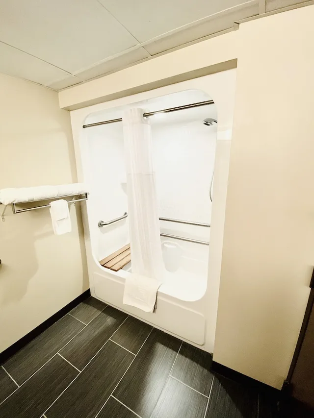 غرفة قياسية مفردة بسرير كينج لذوي الإعاقة، Quality Inn & Suites Towanda PA 4/5
