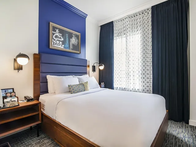 غرفة كلاسيكية بسرير كوين، Hotel Belmont Vancouver - MGallery Collection 2/4