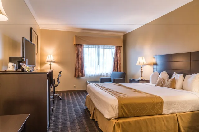 غرفة قياسية بسرير كينج بحوض جاكوزي، Best Western Inn & Suites Ontario 1/8