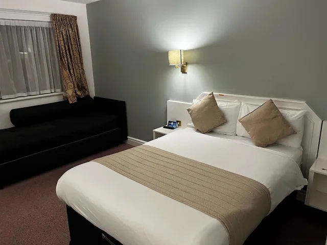 غرفة بسرير مزدوج وسريرين منفصلين بإطلالة على البحيرة، Days Inn by Wyndham Kendal Killington Lake 3/6