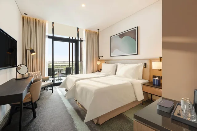 Deluxe Room Twin Boulevard View with Balcony، Vida Aljada 4/6
